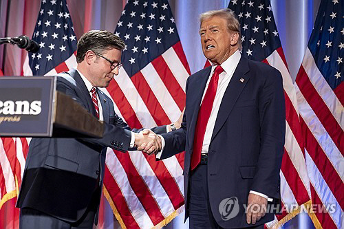 미국 트럼프 대통령 당선인과 존슨 하원의장. AP 연합뉴스